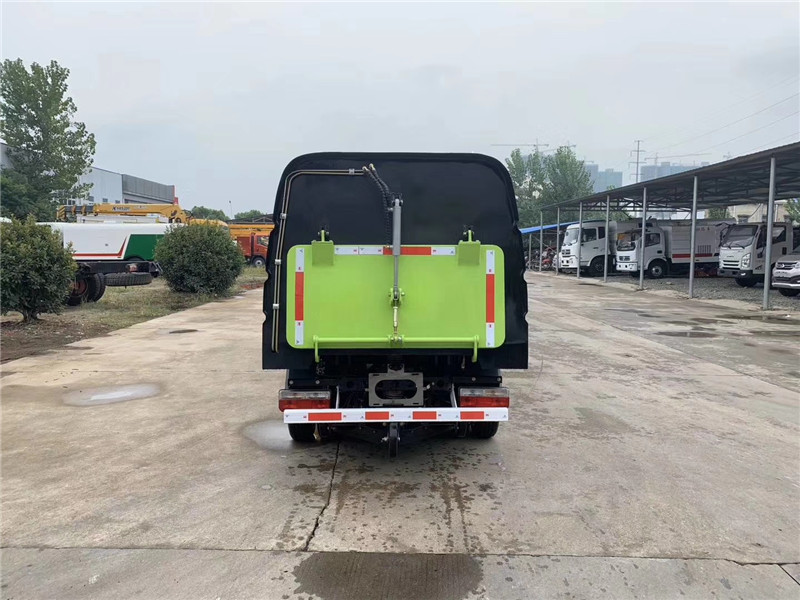 國(guó)六2.5方塵箱 0.5方水箱 藍(lán)牌東風(fēng)掃路車(chē)