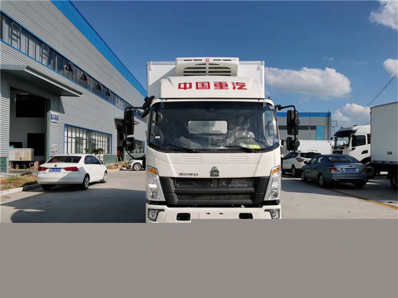 國六 重汽豪沃4.2米排半冷藏車